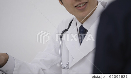 患者の診療をする医者	 62095621