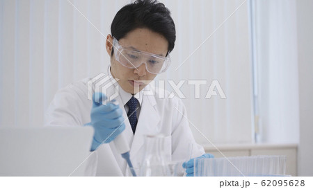 検査をする男性 62095628
