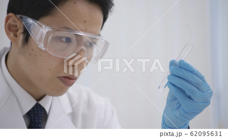 検査をする男性 検査をする男性 62095631
