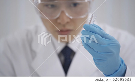 検査をする男性 62095632