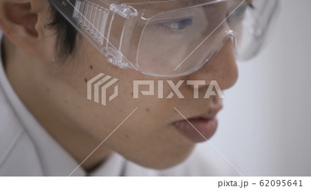 検査をする男性 62095641