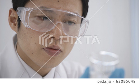 検査をする男性 62095648