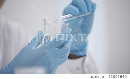 検査をする男性 62095649