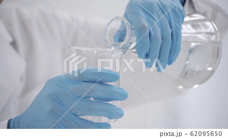 検査をする男性 62095650