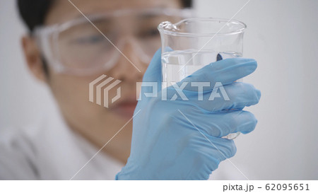 検査をする男性 62095651
