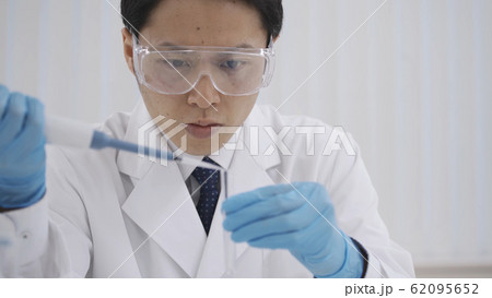 検査をする男性 62095652