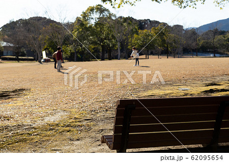 公園で遊ぶ家族 62095654