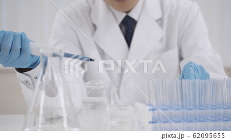 検査をする男性 62095655