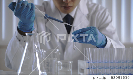 検査をする男性 62095656