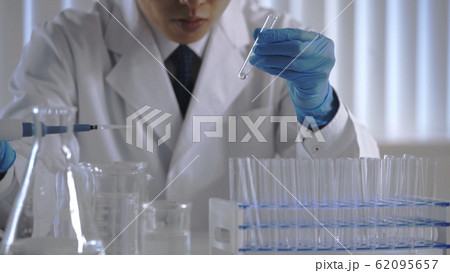 検査をする男性 62095657