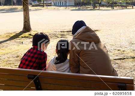 ベンチに座る親子 62095658