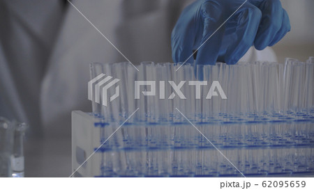 検査をする男性 62095659