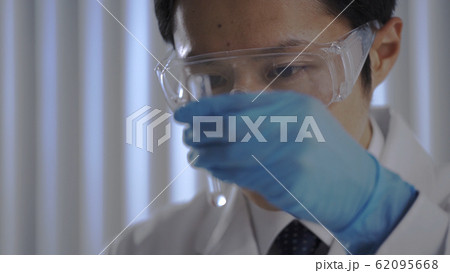 検査をする男性 62095668