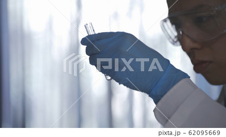 検査をする男性 62095669