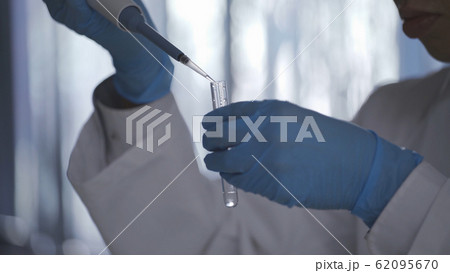 検査をする男性 62095670