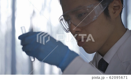 検査をする男性 62095671