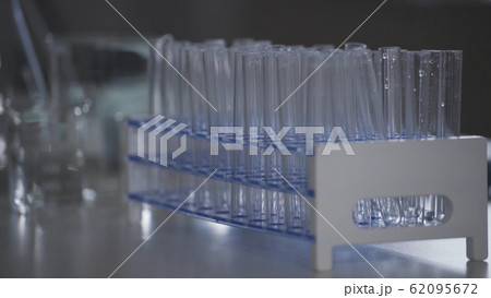 検査をする男性 62095672