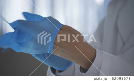 検査をする男性 62095673