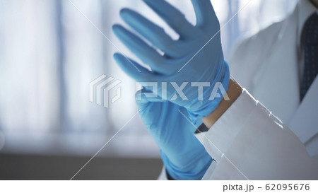 検査をする男性 62095676