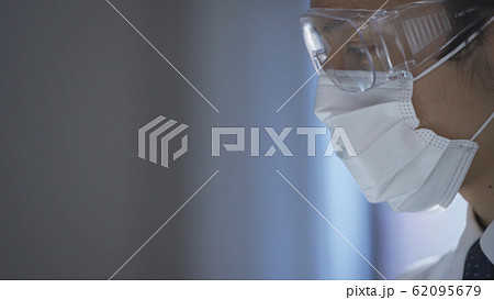 検査をする男性 62095679