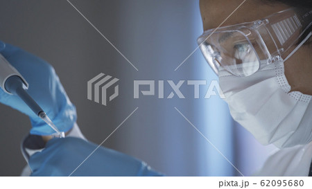 検査をする男性 62095680