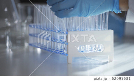 検査をする男性 62095681