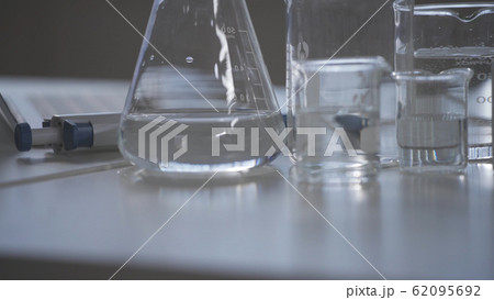 検査をする男性 62095692