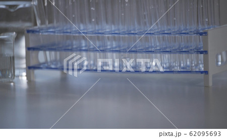 検査をする男性 62095693