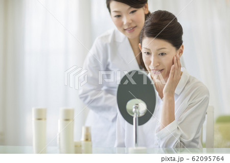 ミドル女性 美容 62095764