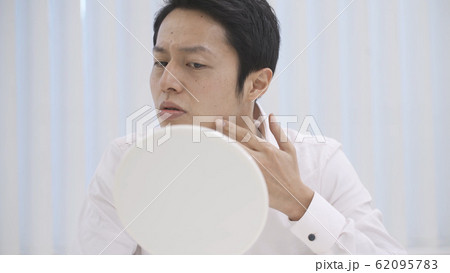 スキンケアをする若い男性 62095783