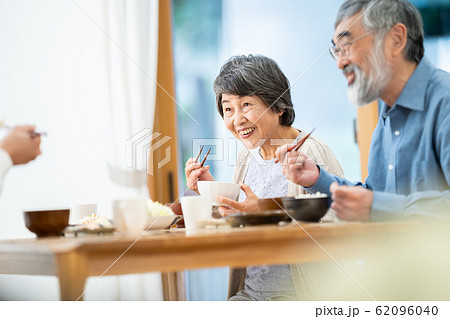 家族で食事　シニア 食事をするシニア夫婦 おばあちゃん 62096040