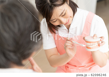女性　シニア　歯磨き指導　 62096246