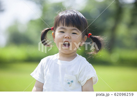 公園で遊ぶ女の子 62096259