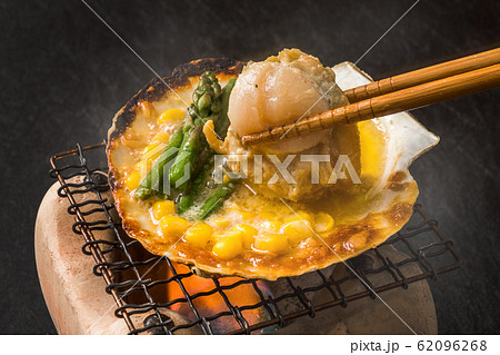 帆立貝の網焼き apanese-style grill barbecue with scallop 62096268