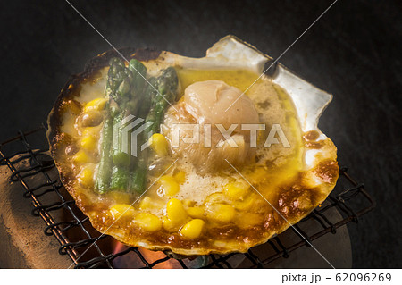 帆立貝の網焼き apanese-style grill barbecue with scallop 62096269