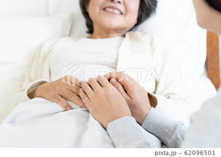 看護　在宅　シニア　ミドル　女性 62096501