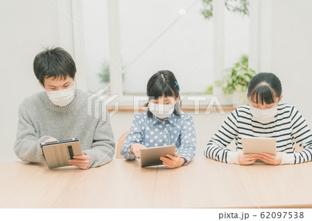 マスク　子供　タブレット　日本人 62097538