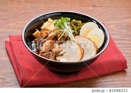 チャーシュー丼。豚の焼豚(叉焼)、ご飯、に高菜漬け、シナチク、ブロッコリースプラウト、味付け玉子。 チャーシュー丼。豚の焼豚(叉焼)、ご飯、に高菜漬け、シナチク、ブロッコリースプラウト、味付け玉子。 62098252