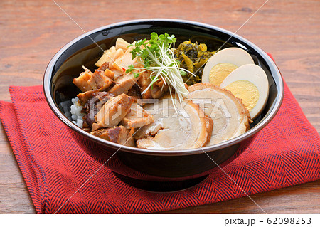 チャーシュー丼。豚の焼豚(叉焼)、ご飯、に高菜漬け、シナチク、ブロッコリースプラウト、味付け玉子。 チャーシュー丼。豚の焼豚(叉焼)、ご飯、に高菜漬け、シナチク、ブロッコリースプラウト、味付け玉子。 62098253
