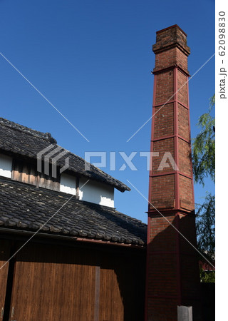 香川引田町の醬油蔵の煉瓦造りの煙突 62098830
