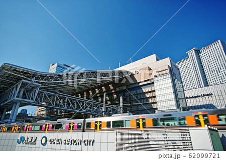 大阪梅田 JR大阪駅の大屋根と環状線新型車両 62099721