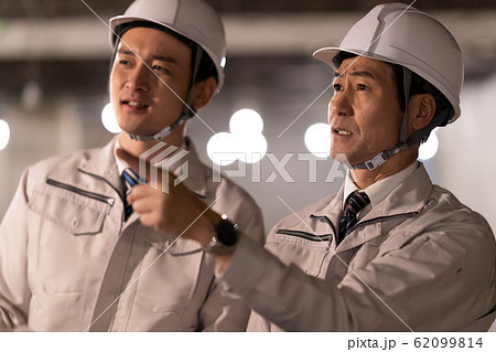 ビジネスマン ヘルメット ゼネコン 建設業 打ち合わせの写真素材