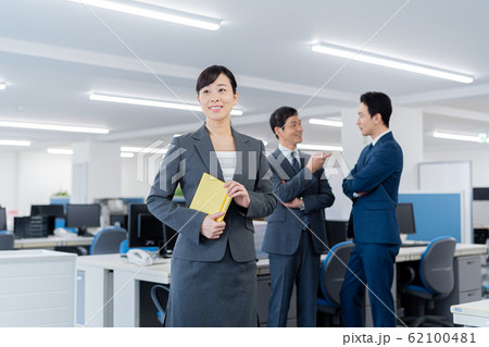 ビジネスパーソン、キャリアウーマン、オフィス ビジネスパーソン、キャリアウーマン、オフィス 62100481