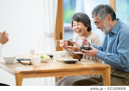 シニア 食事をするシニア夫婦 おばあちゃん 62100668