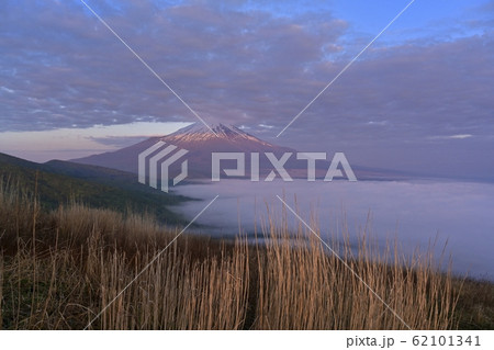 明神山から山中湖を覆う雲海と富士山に雲 明神山から山中湖を覆う雲海と富士山に雲 62101341