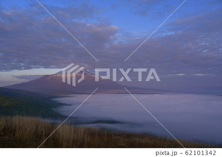 明神山から山中湖を覆う雲海と富士山に雲 明神山から山中湖を覆う雲海と富士山に雲 62101342