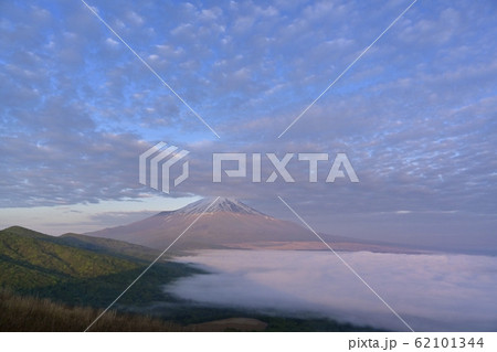 明神山から山中湖を覆う雲海と富士山に雲 62101344