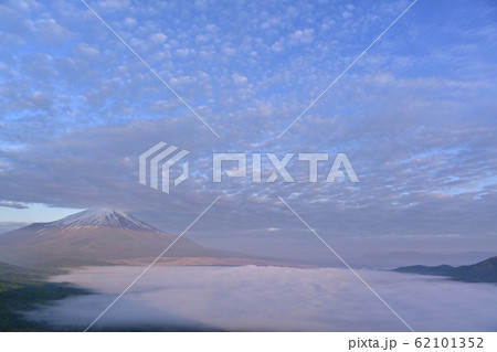 明神山から山中湖を覆う雲海と富士山に雲 62101352