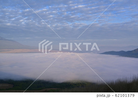 明神山から山中湖を覆う雲海 62101379