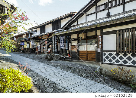 馬籠宿石畳の坂道を見る古い町並み風景 馬籠宿石畳の坂道を見る古い町並み風景 62102529